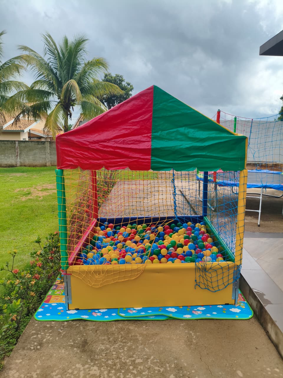 Piscina de bolinhas grande para aluguel em Indaiatuba